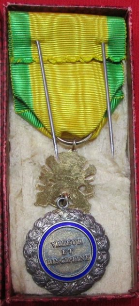 French WWI-WWII Medaille Militaire & Ribbon, Original Issue Case — image 4
