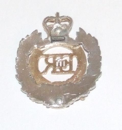 Royal Engineers Cap Badge - QC — image 2