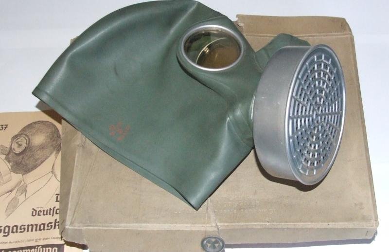 German VM37 Luftschutz Gas Mask - Complete — image 3