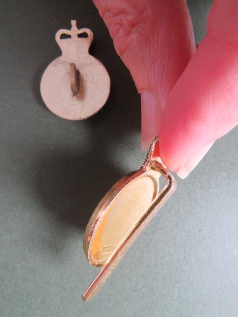 British Army 1953 -1977 Army Catering Corps & Collar Badges — image 3