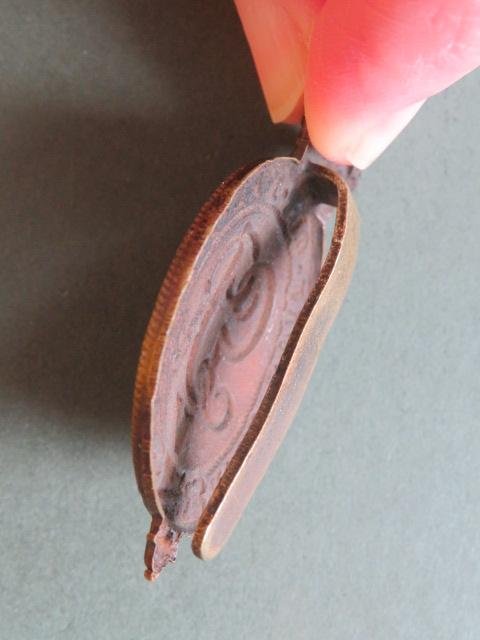 British Army WW1 'The Household Battalion' Cap Badge — image 3