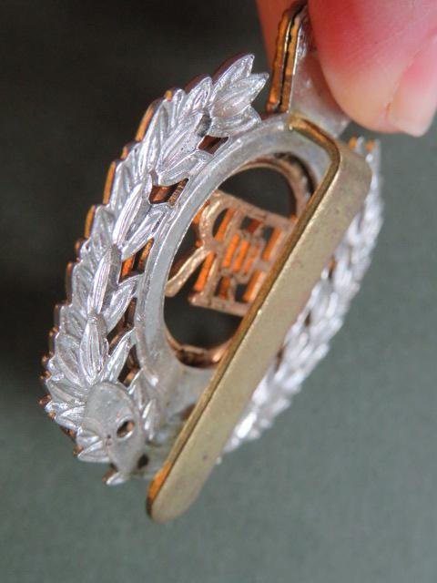 British Army Royal Engineers EIIR Cap Badge — image 3