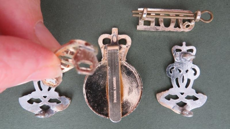 British Army The Queen's Own Hussars Cap & Collar Badges & Shoulder Titles — image 3