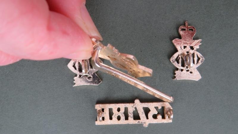 British Army The 13th/18th Royal Hussars Cap & Collar Badges & Shoulder Titles — image 4