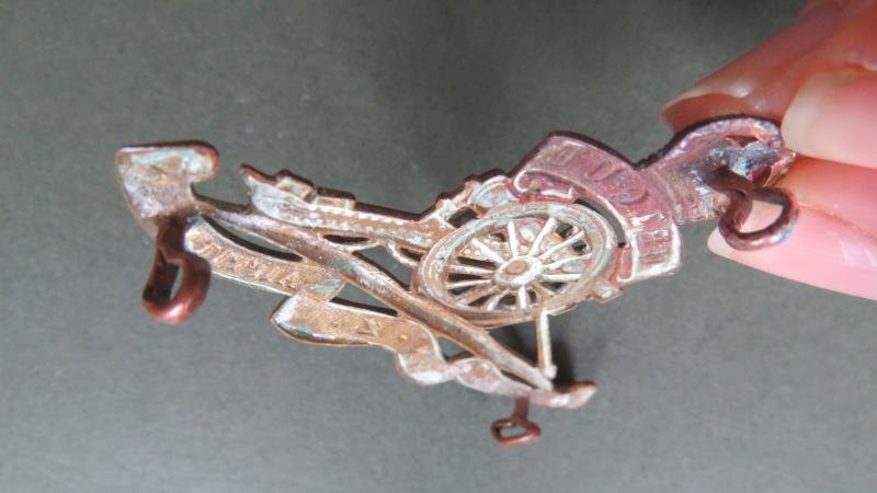 New Zealand Army Pre 1953 'Royal N. Z. Artillery' Cap Badge — image 3