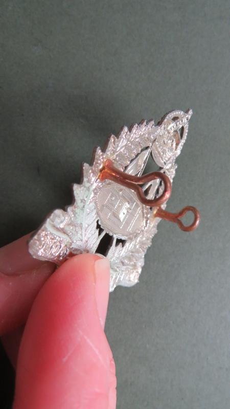 New Zealand Army Pre 1953 'Royal N.Z. Armoured Corps' Cap Badge — image 3