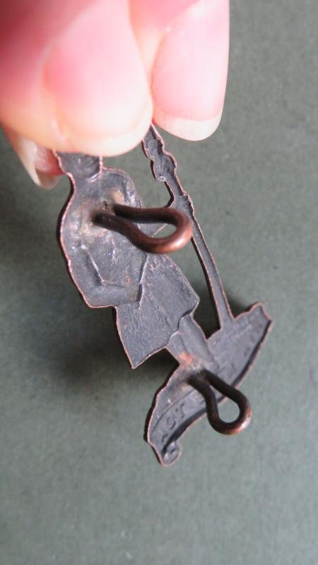 New Zealand Army WW1 Period The '8th (Southland Rifles) Regiment' Cap Badge — image 3