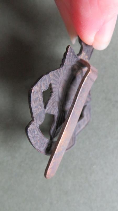 British Army The Royal Sussex Regiment Cap Badge — image 3