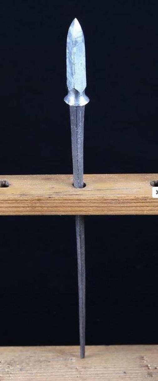 A Delightful & Beautiful Early to Mid Edo Period 1598-1863 Samurai War Arrow Yanone (Arrow), With Togari-ya (Pointed Head) of Yanagi-ha ('Willow-Leaf'). WithYadake Bamboo Haft & Sea Eagle Flights & Traditional Tamagahane, In Incredibly Rare Full Polish — image 5