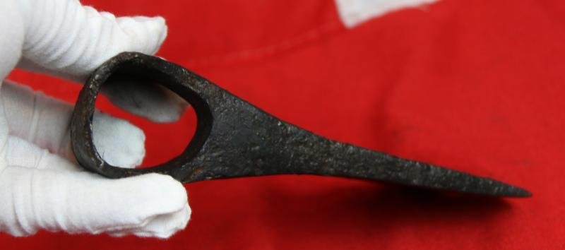 A Superb, Heavy Grade, Original Viking 'Bearded' Battle Axe, Around 1000 Years Old. Almost Every Viking Warrior Used the Axe or Spear As Their Main & Primary Combat Weapon. Swords Were the Prerogative of Kings and Earls {Jarls} — image 3