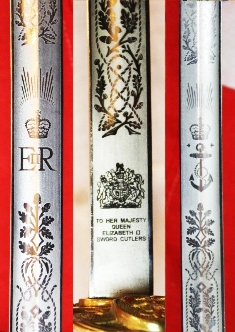 A ERII Royal Naval Officers Sword & Scabbard. Queen Elizabeth Cypher Blade & Traditional Queen's Crown Fouled Anchor Naval Pattern Hilt — image 10