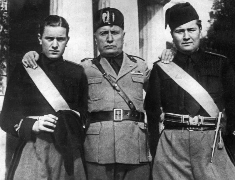 A Rare 1930's & WW2 Italian Facist Youth Movement Dagger. Eagle Head Pommel. The Italian Version of The Hitler Youth Dagger — image 6