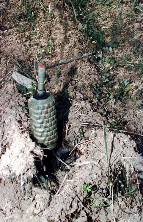 Deactivated Original Yugoslavian Stake Mine PMR-2A Anti-Personnel Mine. From the Bosnian War With Original UMNP-1V Fuse — image 9