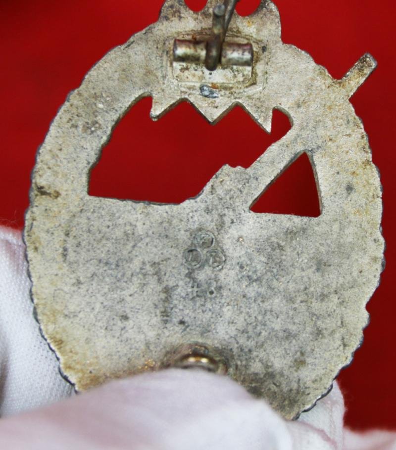 A Very Good Original, WW2, Kriegsmarine Coastal Artillery Combat Badge Kriegsabzeichen für die Marineartillerie FLL 43 – Friedrich Linden of Lüdenscheid — image 3