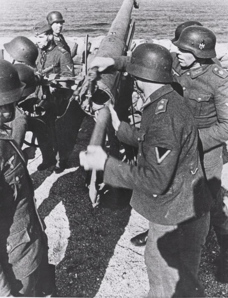 A Very Good Original, WW2, Kriegsmarine Coastal Artillery Combat Badge Kriegsabzeichen für die Marineartillerie FLL 43 – Friedrich Linden of Lüdenscheid — image 4