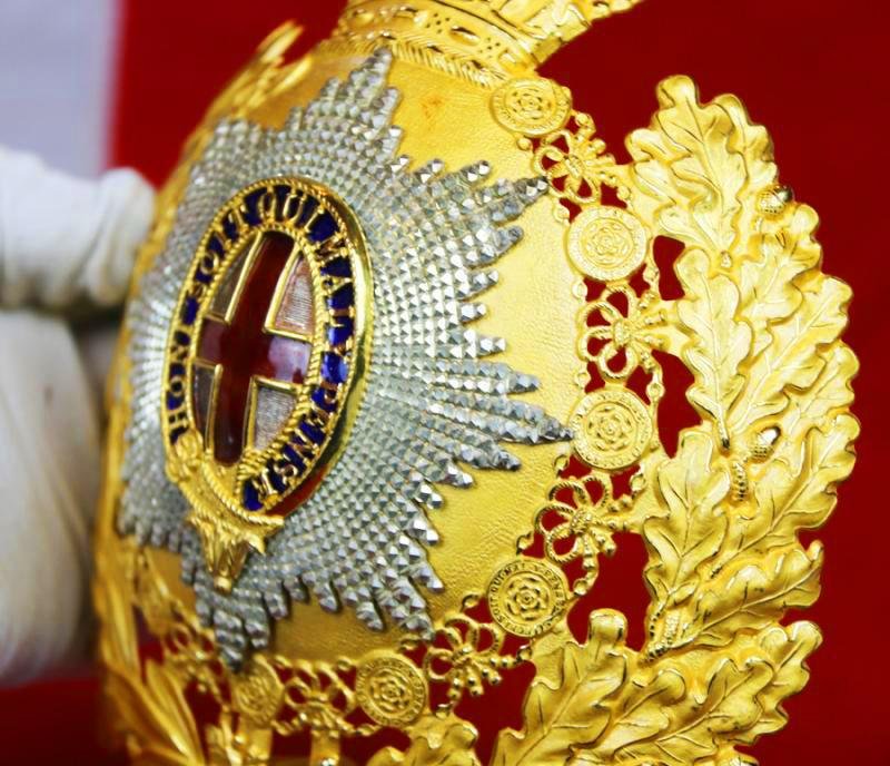 A Stunning British Royal Horseguards, Blues and Royals and Lifeguards Officer's Mint Condition Helmet Plate in Enamel and Fire Gilt One of The Most Beautiful Helmet Plates Ever Designed and Worn — image 3
