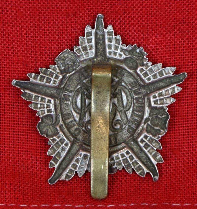 An Original and Superb Example of A Very Scarce WW1 Guards Machine Gun Regiment Cap Badge Of Sapper Mumby RE — image 2