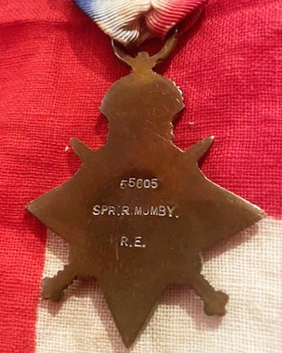 An Original and Superb Example of A Very Scarce WW1 Guards Machine Gun Regiment Cap Badge Of Sapper Mumby RE — image 4