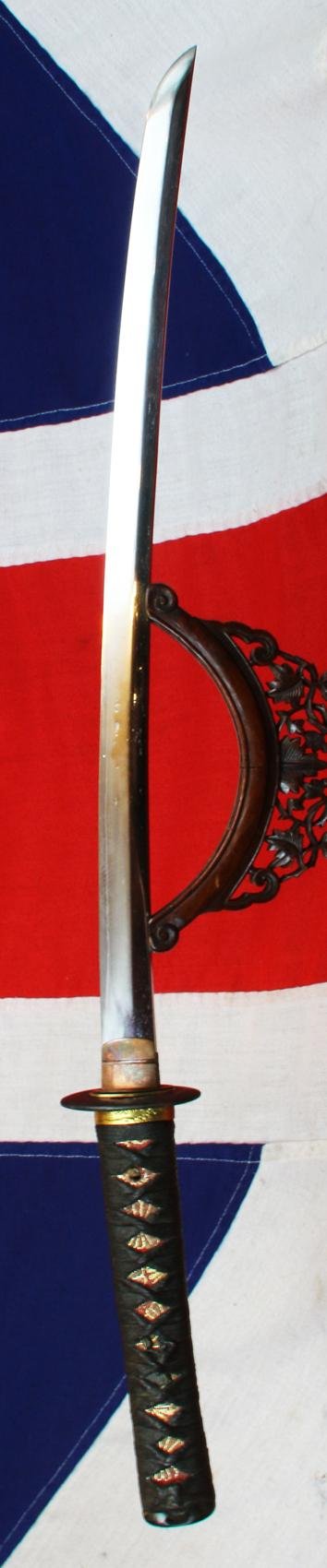 A Koto Period Signed Kiyomitsu Chisa Katana With Original Edo Period Mounts & Saya With The Toyatomi Clan & Imperial Kiri Kamon — image 4