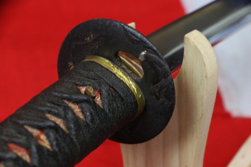 A Koto Period Signed Kiyomitsu Chisa Katana With Original Edo Period Mounts & Saya With The Toyatomi Clan & Imperial Kiri Kamon — image 5