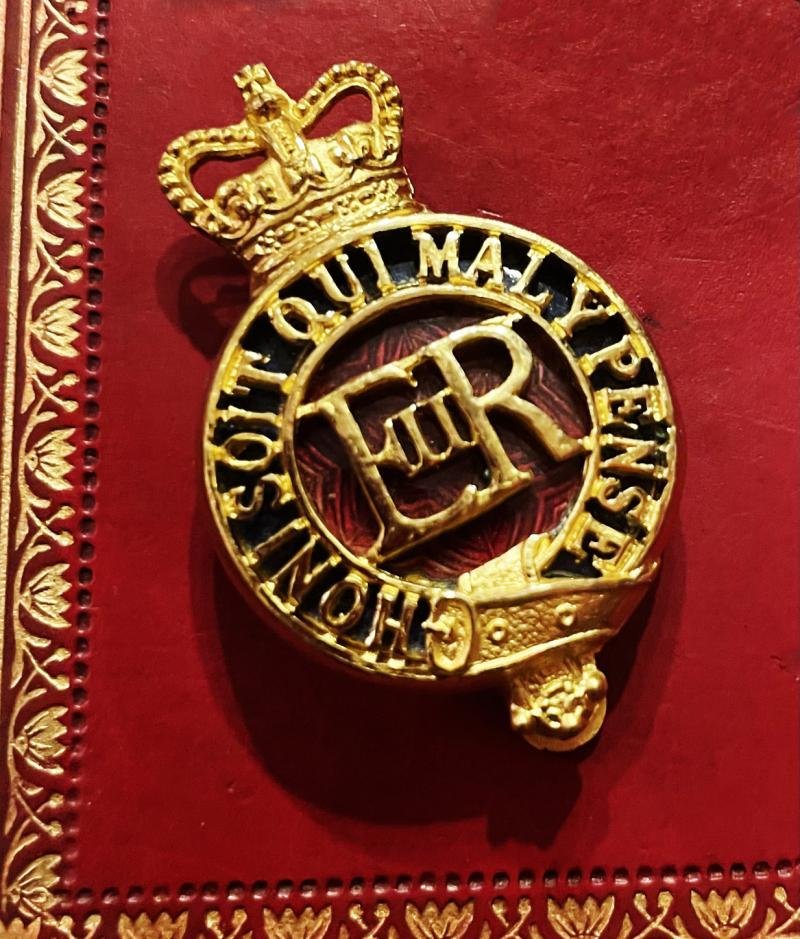 A Fabulous 1953 Pattern Original Headdress Badge For Officers of 'The Life Guards', In Gilt with St. Edward's (Queen's) Crown Surmounting a Garter With Blue Enamel Over Red Enamel. Nr Mint Condition — image 2