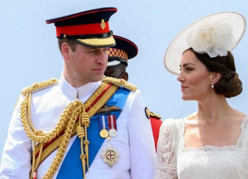 A Fabulous 1953 Pattern Original Headdress Badge For Officers of 'The Life Guards', In Gilt with St. Edward's (Queen's) Crown Surmounting a Garter With Blue Enamel Over Red Enamel. Nr Mint Condition — image 3