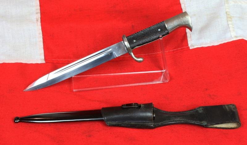 A Near Mint WW2 Third Reich German Machinegunners Close Combat Knife / Bayonet For Heer & Waffen SS, Complete With Its Original Frog Belt Mount Also In Near Mint Condition — image 2