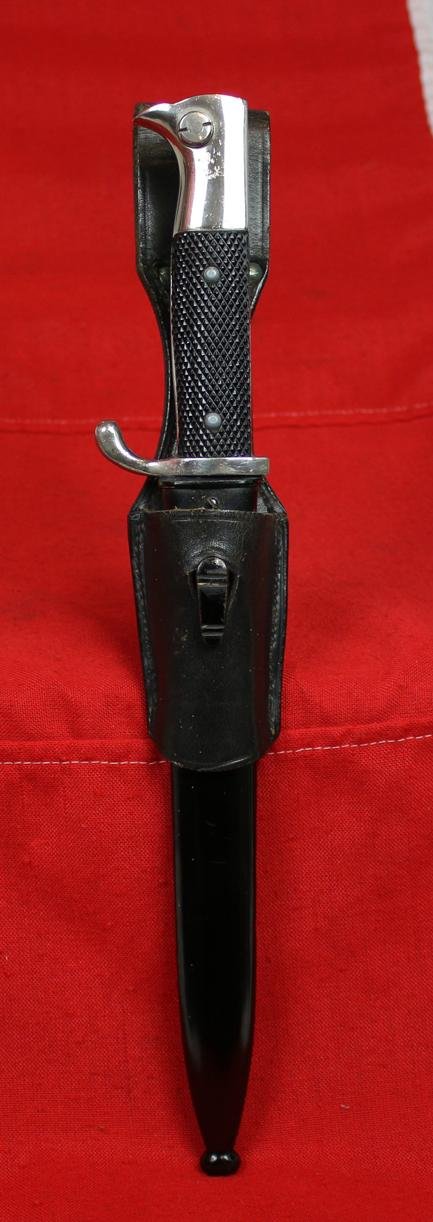 A Near Mint WW2 Third Reich German Machinegunners Close Combat Knife / Bayonet For Heer & Waffen SS, Complete With Its Original Frog Belt Mount Also In Near Mint Condition — image 4