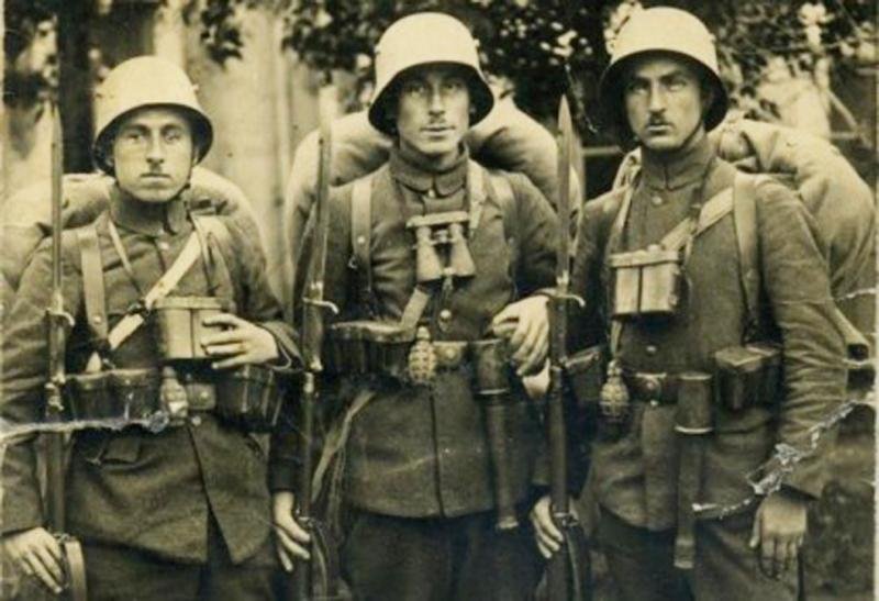 A Rare Early 'Long Eared' German WW1 'Butcher' Bayonet S98/05 o.S. (ohne Sage} with Leather and Steel Scabbard and Frog Belt Mount. By Simson & Co. Suhl. — image 8