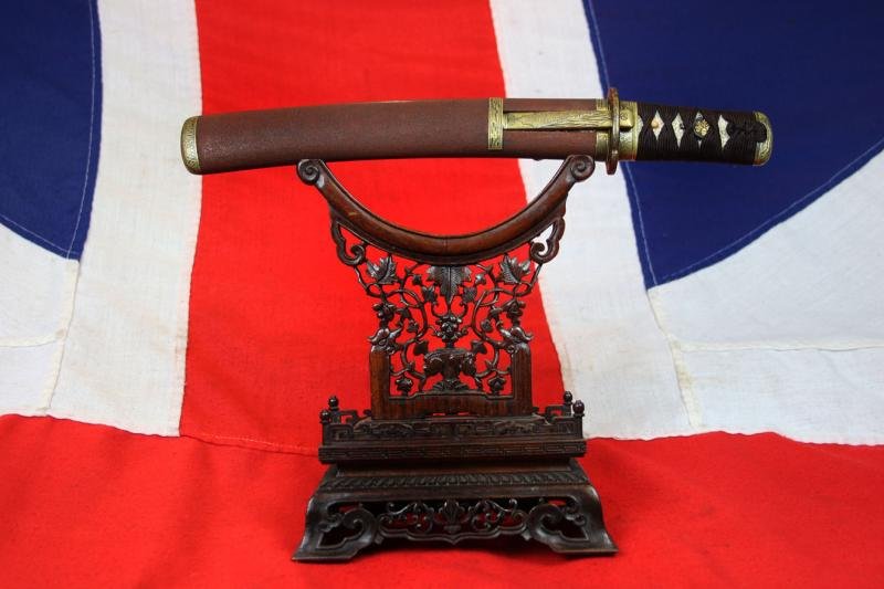 A Truly Beautiful Antique Koto Period, 'Dragon Head' Hamon, Unokubi (鵜首) Zukuri Blade Tantō. In a Chesnut and Sable Livery, Matsushiro Sinano Koshirae With Kozuka and Kogai, with Higo Scool Tsuba Inlaid With Pure Gold Sakura {Cherry Blossom} — image 2