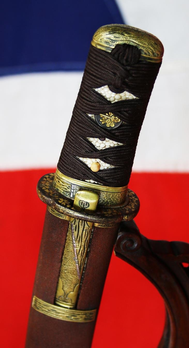 A Truly Beautiful Antique Koto Period, 'Dragon Head' Hamon, Unokubi (鵜首) Zukuri Blade Tantō. In a Chesnut and Sable Livery, Matsushiro Sinano Koshirae With Kozuka and Kogai, with Higo Scool Tsuba Inlaid With Pure Gold Sakura {Cherry Blossom} — image 3