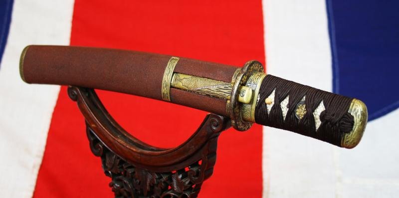 A Truly Beautiful Antique Koto Period, 'Dragon Head' Hamon, Unokubi (鵜首) Zukuri Blade Tantō. In a Chesnut and Sable Livery, Matsushiro Sinano Koshirae With Kozuka and Kogai, with Higo Scool Tsuba Inlaid With Pure Gold Sakura {Cherry Blossom} — image 6