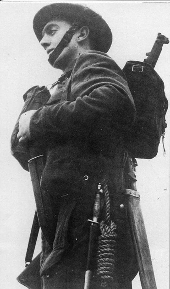 A Fabulous, WW2 Special Forces, 1942 Issue, 'B2' Broad Arrow Marked Early Second Pattern FS Commando Knife. With 'Hand Ground' Blued Finish Blade & Original Leather Scabbard In Great Service-Used Condition — image 4