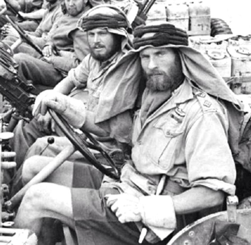 A Fabulous, WW2 Special Forces, 1942 Issue, 'B2' Broad Arrow Marked Early Second Pattern FS Commando Knife. With 'Hand Ground' Blued Finish Blade & Original Leather Scabbard In Great Service-Used Condition — image 7