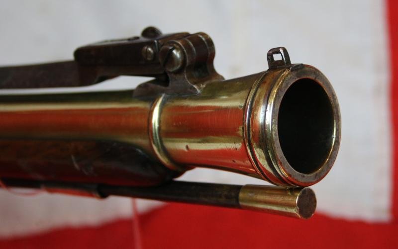 A Rare and Absolutely Spectacular, J. & W. Richards, All-Brass Flintlock Blunderbuss With Sprung Top Mounted Bayonet. Finest 'Juglans Regia' Walnut Stock. Circa 1800. Much Favoured by Ship's Captains — image 4