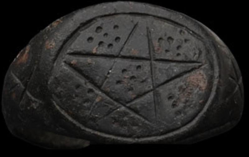 Original & Rare Ancient 1300's Mystical Pentagram Bronze Knightly Ring, From The Wars in France At Poitiers And Crecy, & The Time of The Poem Sir Gawain & The Green Knight. The Pentangle Symbolised The Power To Ward Off Demons — image 3