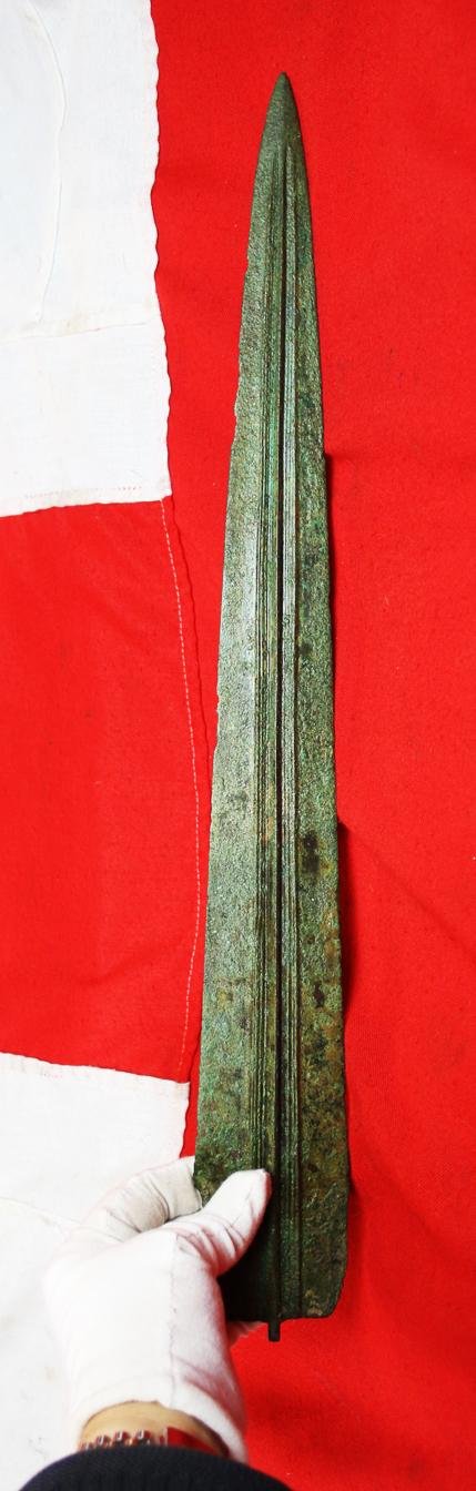 A Simply Wonderful Original Trojan War Period Full Length Bronze Sword Blade, 21 Inches Long. Circa 1200 B.C.Archean Greeks, the Mycenean Greeks, The Trojans & The Hitites. From The Warring Times Of Menalaus King of Sparta & King Agamemnon — image 2