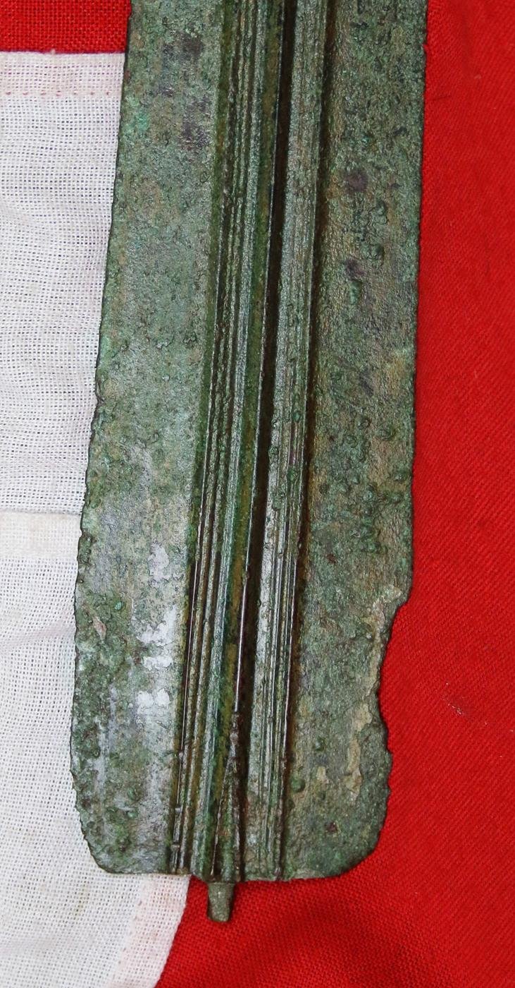 A Simply Wonderful Original Trojan War Period Full Length Bronze Sword Blade, 21 Inches Long. Circa 1200 B.C.Archean Greeks, the Mycenean Greeks, The Trojans & The Hitites. From The Warring Times Of Menalaus King of Sparta & King Agamemnon — image 4