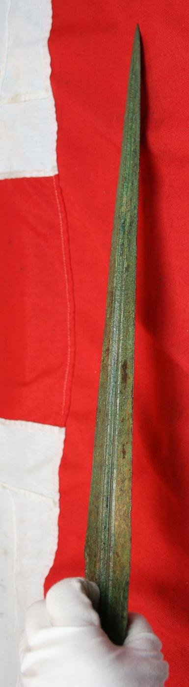 A Simply Wonderful Original Trojan War Period Full Length Bronze Sword Blade, 21 Inches Long. Circa 1200 B.C.Archean Greeks, the Mycenean Greeks, The Trojans & The Hitites. From The Warring Times Of Menalaus King of Sparta & King Agamemnon — image 6