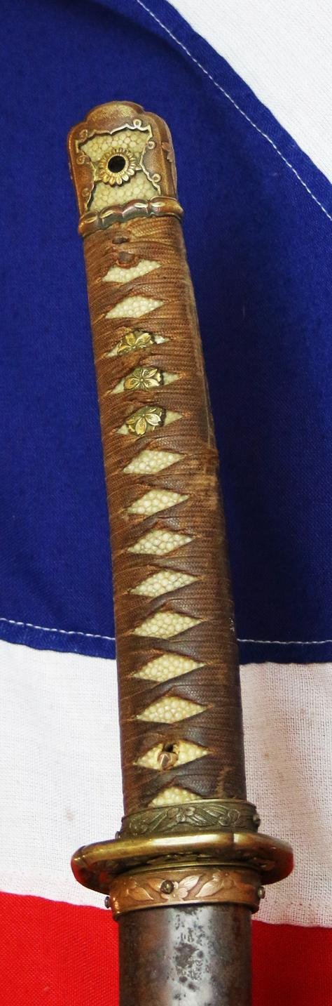 An Ancestral WW2 Japanese Officer's Sword, in Traditional Type 98 Japanese Officer's Gunto Military Mounts. Stunning Hamon Shinto Blade Circa 1680 Signed Shimosaka — image 6