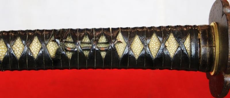 A Most Fine and Impressive Samurai Horseman's Handachi Katana. Shinto Period From the 1600's Around 400 Years Old. Semi Tachi Mounted. Dressed in a Full Suite Of Matching Original Edo Koshirae. Designed To Be Worn & Used In Combat Upon Horseback — image 4