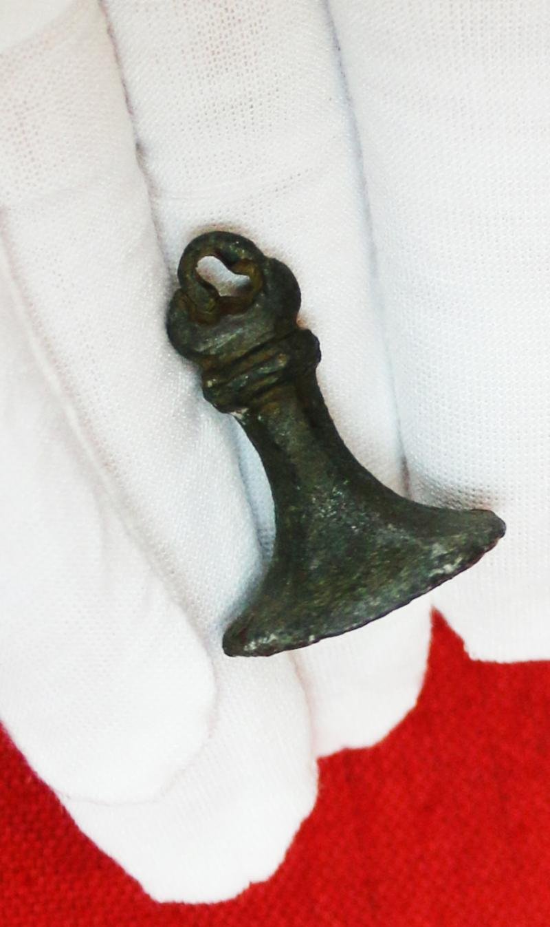 Most Rare and Intriguing, Original 1300's, Medieval Ecclesiastical Personal Bronze Seal Matrix of Two Figures Each in a Lancet Arch, Engraved At The Rim St Philip {the Apostle}. Over 700 Years Old. With Potential Connection to Kirkham Priory, Yorkshire — image 2