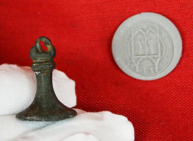 Most Rare and Intriguing, Original 1300's, Medieval Ecclesiastical Personal Bronze Seal Matrix of Two Figures Each in a Lancet Arch, Engraved At The Rim St Philip {the Apostle}. Over 700 Years Old. With Potential Connection to Kirkham Priory, Yorkshire — image 3