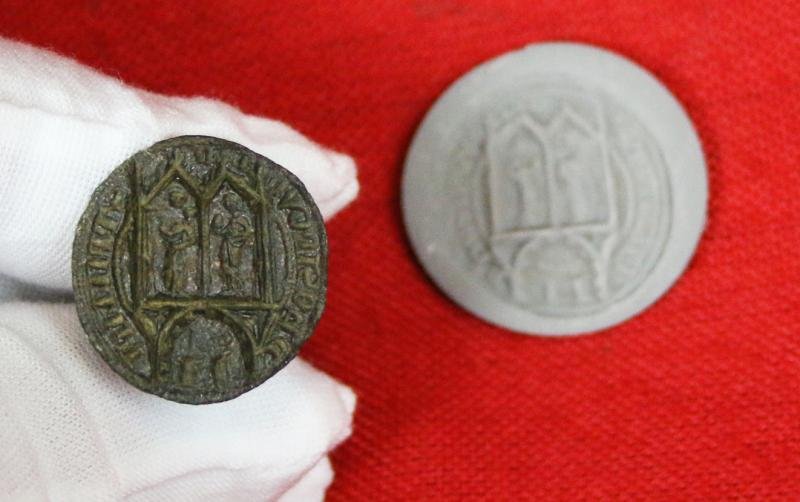 Most Rare and Intriguing, Original 1300's, Medieval Ecclesiastical Personal Bronze Seal Matrix of Two Figures Each in a Lancet Arch, Engraved At The Rim St Philip {the Apostle}. Over 700 Years Old. With Potential Connection to Kirkham Priory, Yorkshire — image 4