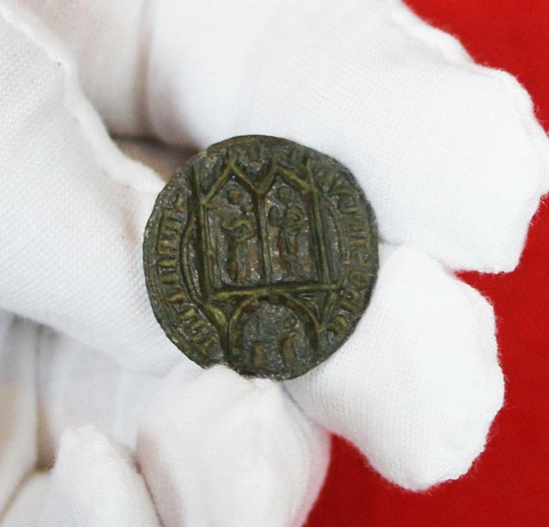 Most Rare and Intriguing, Original 1300's, Medieval Ecclesiastical Personal Bronze Seal Matrix of Two Figures Each in a Lancet Arch, Engraved At The Rim St Philip {the Apostle}. Over 700 Years Old. With Potential Connection to Kirkham Priory, Yorkshire — image 5
