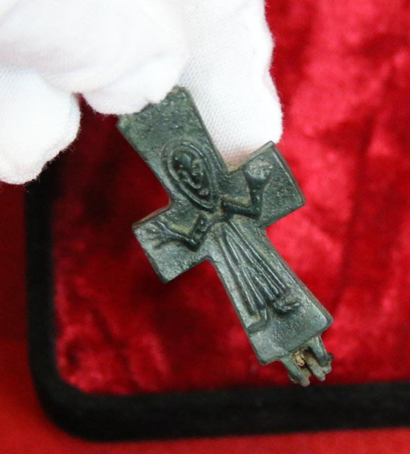 A 1000 Year Old Survivor From Antiquity. Early Crusades Reliquary, Pectoral, Encolpion Cross. Containing A Shard of The True Cross. Hinged Cross Of the Ancient Holy Land. Likely Presented to a Warrior Knight Before for the Crusade, by a Bishop — image 3