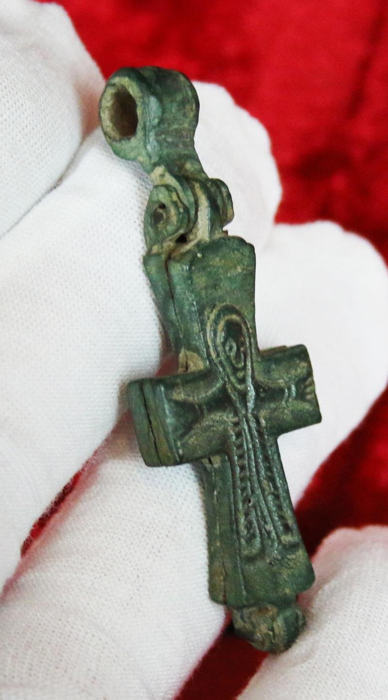 A 1000 Year Old Survivor From Antiquity. Early Crusades Reliquary, Pectoral, Encolpion Cross. Containing A Shard of The True Cross. Hinged Cross Of the Ancient Holy Land. Likely Presented to a Warrior Knight Before for the Crusade, by a Bishop — image 4