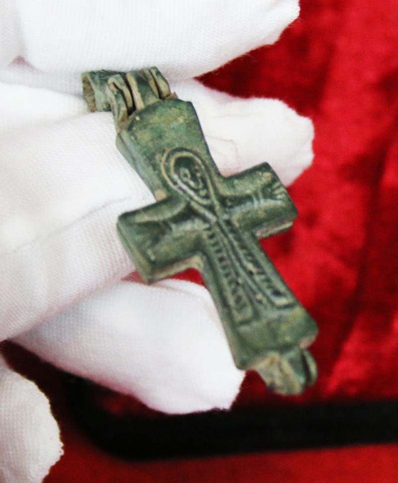 A 1000 Year Old Survivor From Antiquity. Early Crusades Reliquary, Pectoral, Encolpion Cross. Containing A Shard of The True Cross. Hinged Cross Of the Ancient Holy Land. Likely Presented to a Warrior Knight Before for the Crusade, by a Bishop — image 5
