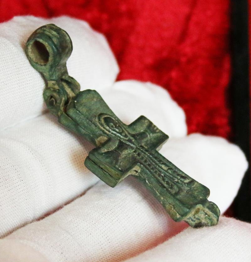 A 1000 Year Old Survivor From Antiquity. Early Crusades Reliquary, Pectoral, Encolpion Cross. Containing A Shard of The True Cross. Hinged Cross Of the Ancient Holy Land. Likely Presented to a Warrior Knight Before for the Crusade, by a Bishop — image 7