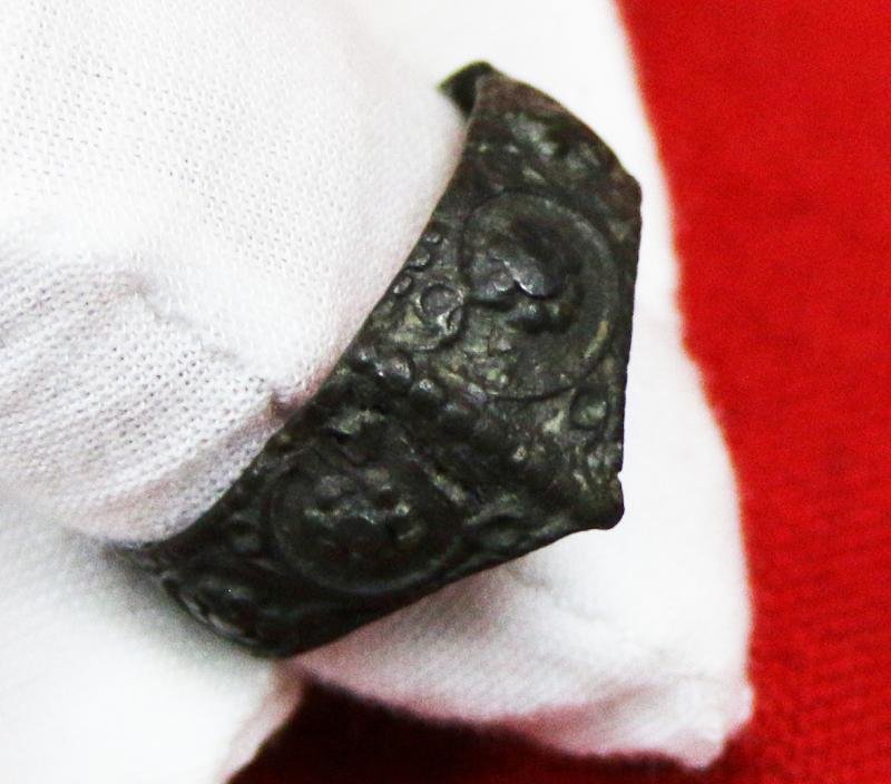 Superb 'War Of The Roses' Period, 15th Century, Rose Head Archers Ring. 'Draw Archers, Draw Your Arrows to the Head!' Richard IIIrd, By Shakespeare, Before the Battle of Bosworth. Embellished with Numerous English Royal Rose Heads Across The Entire Ring — image 2